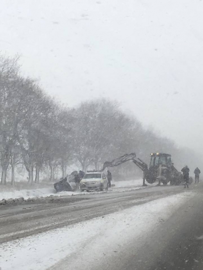 Grav accident lângă Bălți. Un microbuz, răsturnat într-un șanț