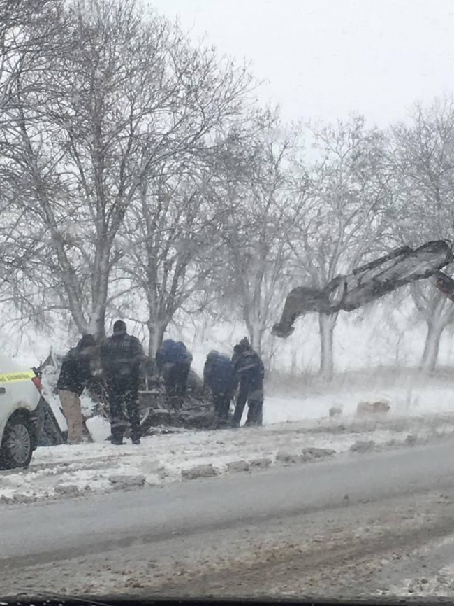 Grav accident lângă Bălți. Un microbuz, răsturnat într-un șanț