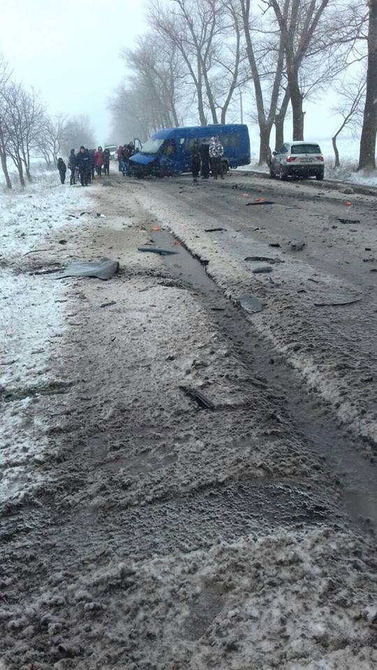 Un Opel s-a ciocnit violent cu un microbuz de pe cursa Chetriș - Falești. Trei persoane, transportate la spital