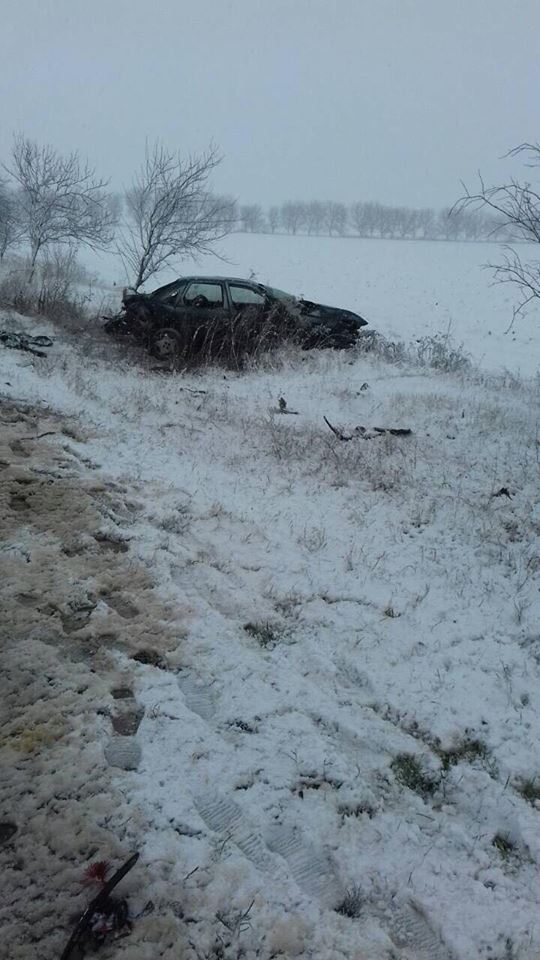 Un Opel s-a ciocnit violent cu un microbuz de pe cursa Chetriș - Falești. Trei persoane, transportate la spital