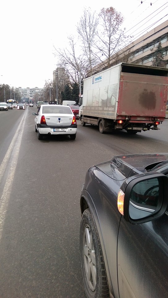 Accident grav în Capitală: 3 mașini avariate. O șoferiță, la spital