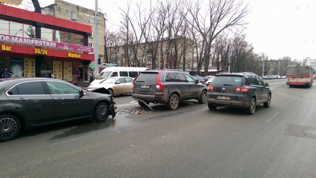Accident grav în Capitală: 3 mașini avariate. O șoferiță, la spital