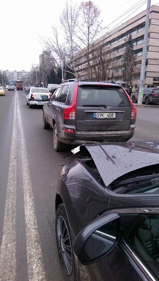 Accident grav în Capitală: 3 mașini avariate. O șoferiță, la spital