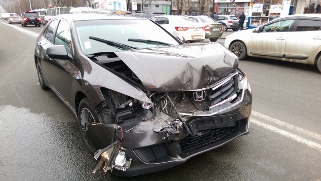 Accident grav în Capitală: 3 mașini avariate. O șoferiță, la spital