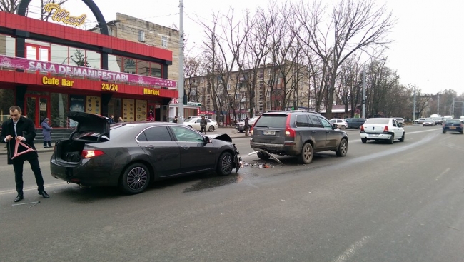 Accident grav în Capitală: 3 mașini avariate. O șoferiță, la spital