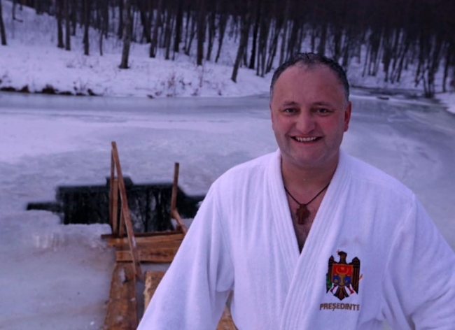 Igor Dodon a mers la Catedrală și a luat agheasmă, iar până la sfârșitul zilei spune că se va scălda în apă sfințită