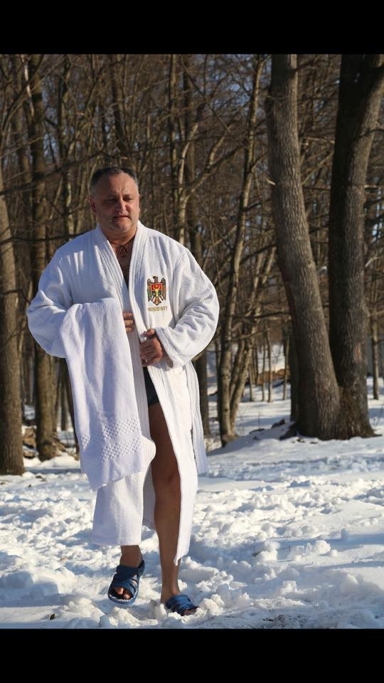 Igor Dodon a mers la Catedrală și a luat agheasmă, iar până la sfârșitul zilei spune că se va scălda în apă sfințită
