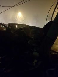 Серьезная авария в столице: автомобиль врезался в столб электропередач