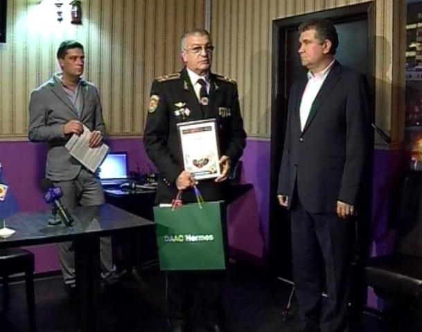 Plesnesc hainele pe ea, dar nu se lasa!