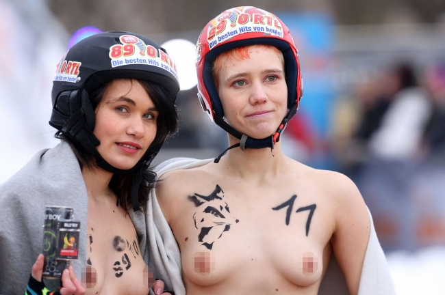 + 18 Campionatul Mondial. Tinere sexy s-au dezbracat in toiul iernii