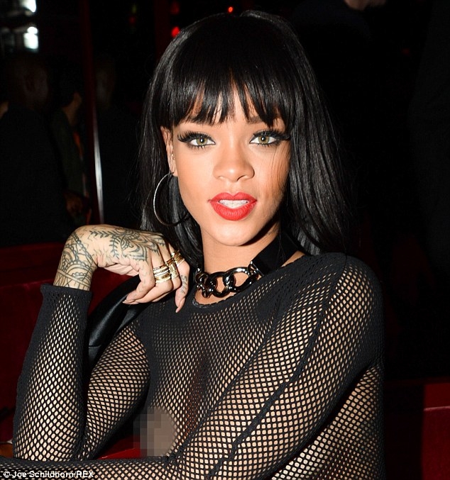 Rihanna, intr-o bluza transparenta cu sanii la vedere