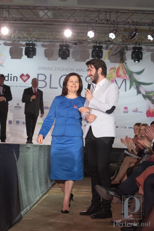 Vezi cum au defilat vedetele in haine facute in Moldova
