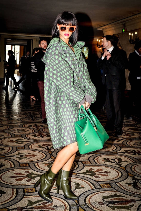 Rihanna, o prezenta extravaganta la Paris Fashion Week