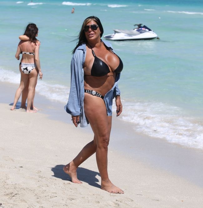 Cum arata in costum de baie nepoata unui mafiot