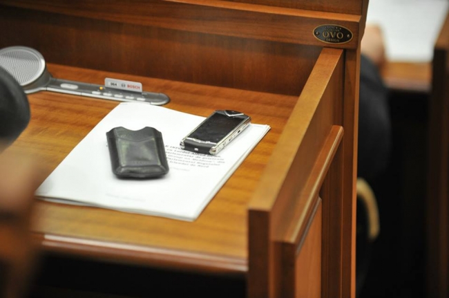 Telefoanele deputatilor. Vezi cate si ce gadgeturi au alesii