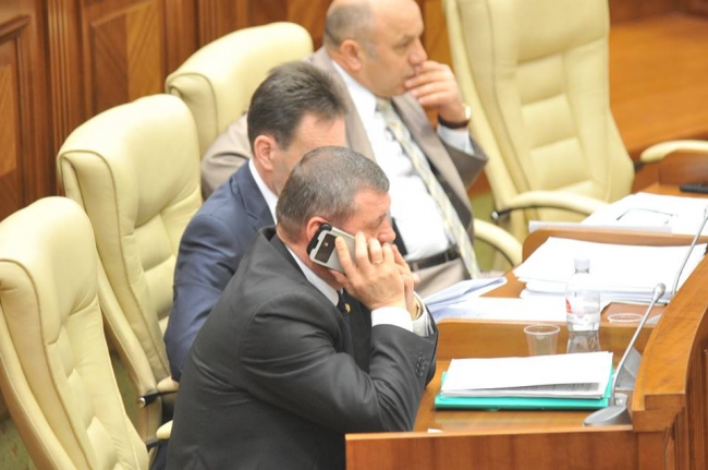 Telefoanele deputatilor. Vezi cate si ce gadgeturi au alesii