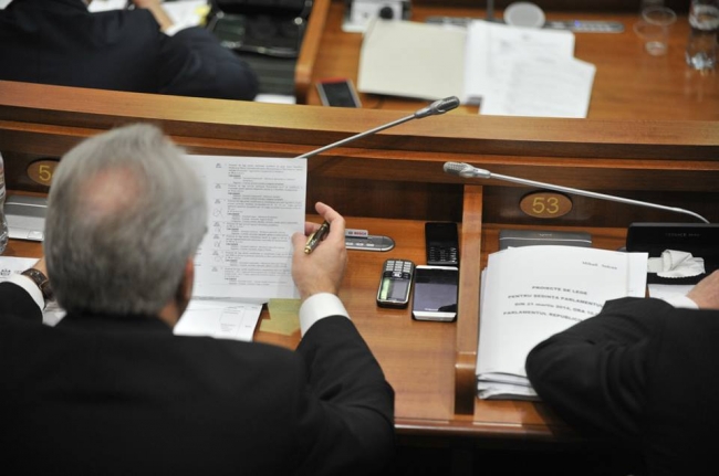 Telefoanele deputatilor. Vezi cate si ce gadgeturi au alesii