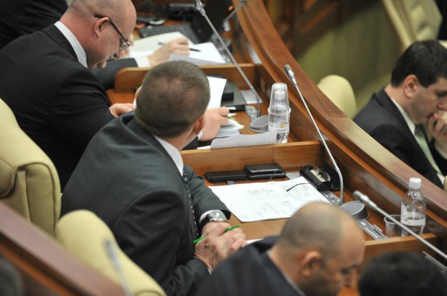 Telefoanele deputatilor. Vezi cate si ce gadgeturi au alesii