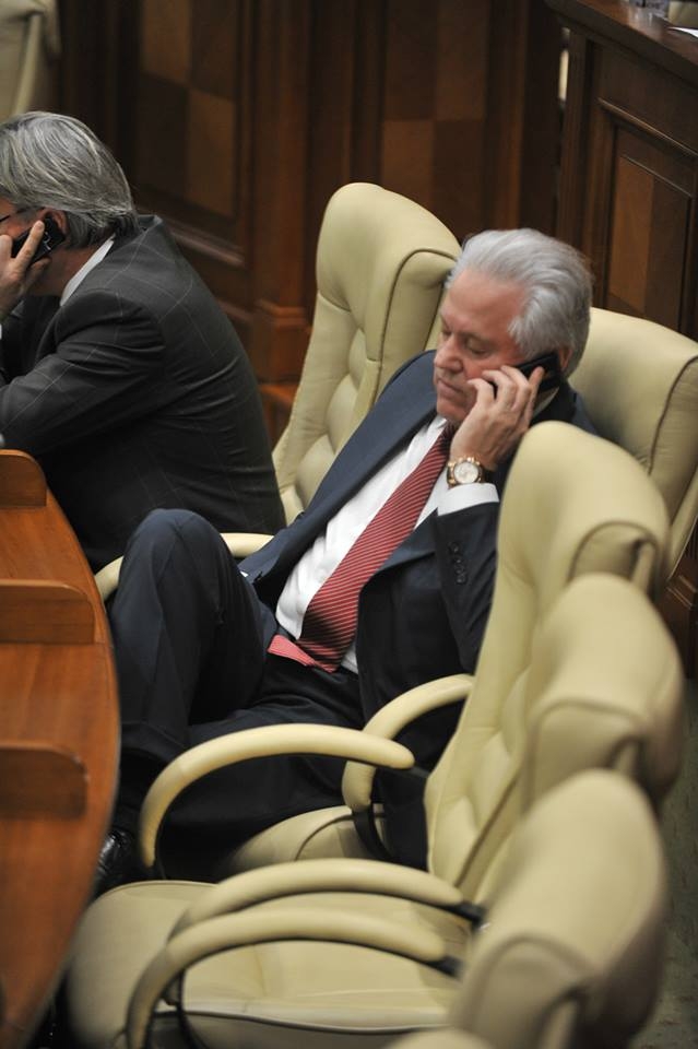 Telefoanele deputatilor. Vezi cate si ce gadgeturi au alesii