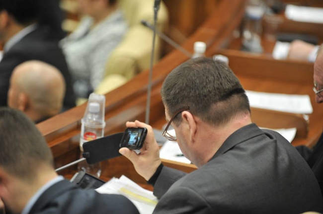 Telefoanele deputatilor. Vezi cate si ce gadgeturi au alesii