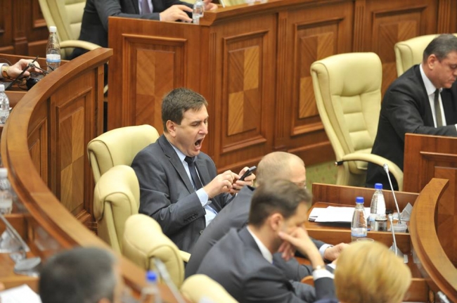 Telefoanele deputatilor. Vezi cate si ce gadgeturi au alesii