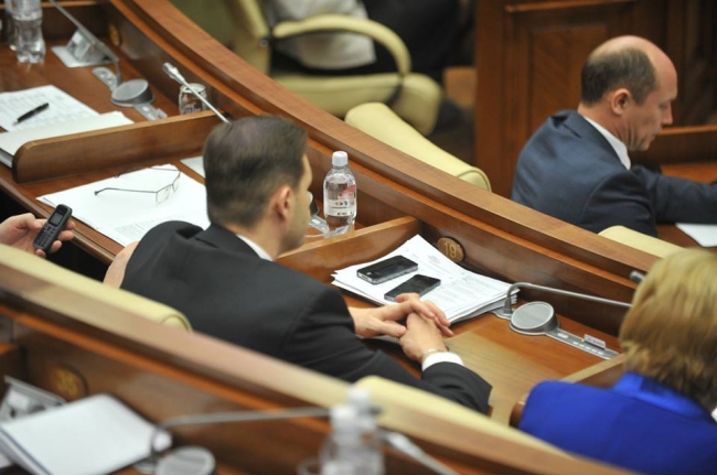 Telefoanele deputatilor. Vezi cate si ce gadgeturi au alesii