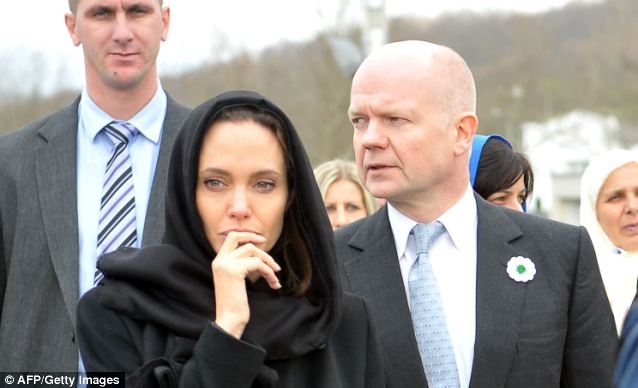 Angelina Jolie, in lacrimi