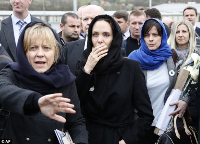 Angelina Jolie, in lacrimi