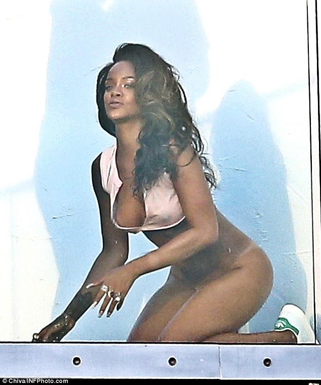 Rihanna a pozat fara lenjerie intima