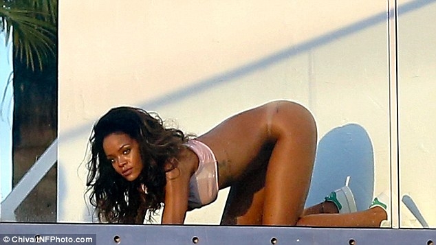 Rihanna a pozat fara lenjerie intima