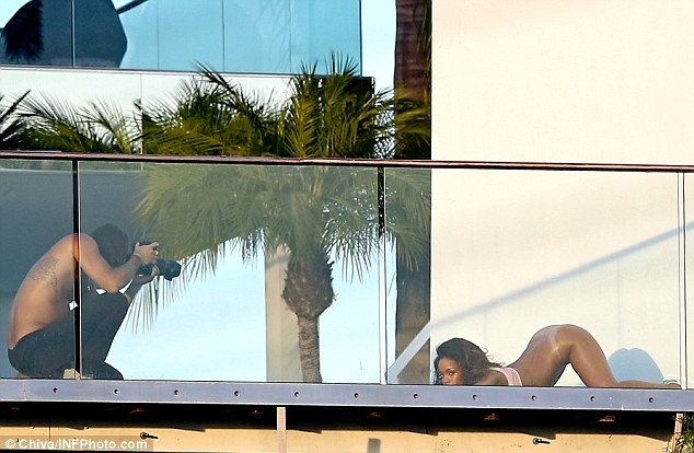 Rihanna a pozat fara lenjerie intima
