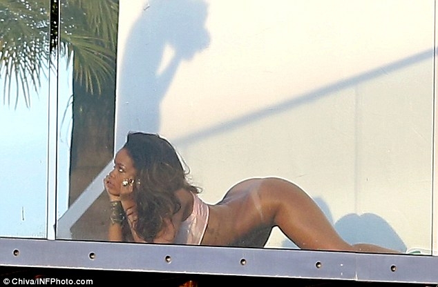 Rihanna a pozat fara lenjerie intima
