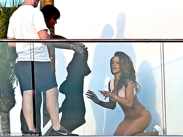 Rihanna a pozat fara lenjerie intima