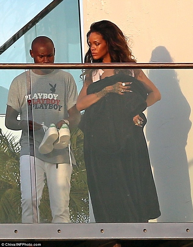 Rihanna a pozat fara lenjerie intima