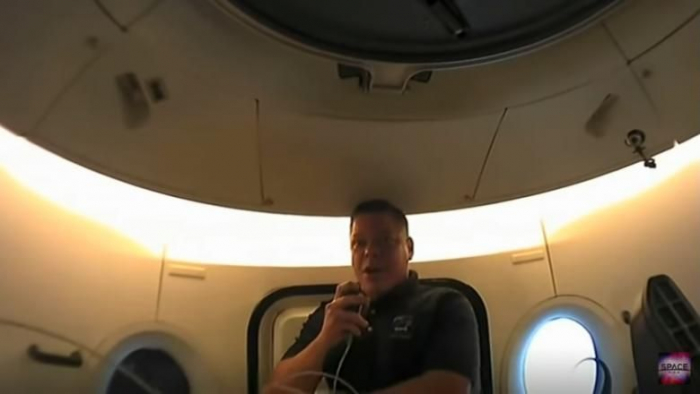 Cum Arata Capsula Spacex In Interior Astronautii Au Avut Un Pasager