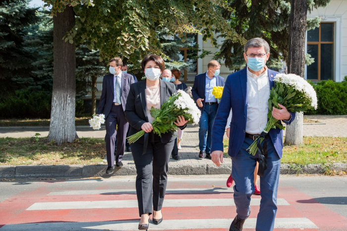 Natalia Gavrilita Si Igor Grosu Au Depus Flori La Ambasada Sua In