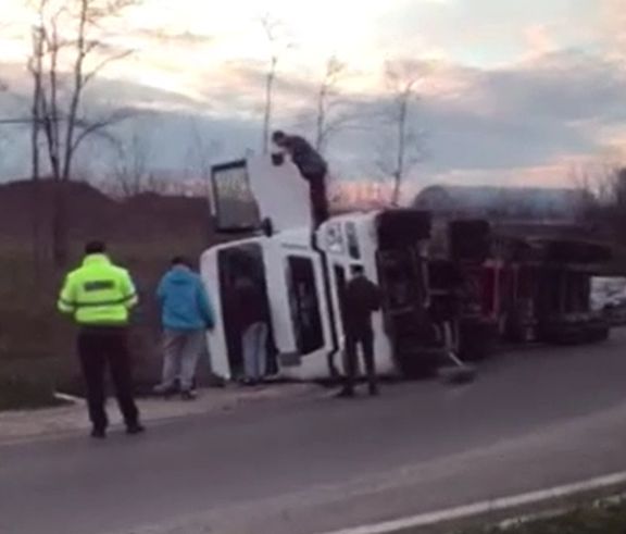 Soferul Unui TIR A Pierdut Controlul Asupra Volanului Si A Derapat Din