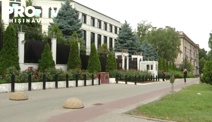 Barbatul Care A Intrat Cu Masina In Poarta Ambasadei Rusiei La Chisinau