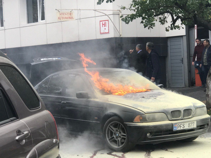 Momentul In Care O Masina Arde Ca O Torta Pe O Strada Din Capitala Ce