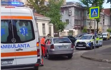 Accident în capitală O șoferiță transportată la spital după ce un