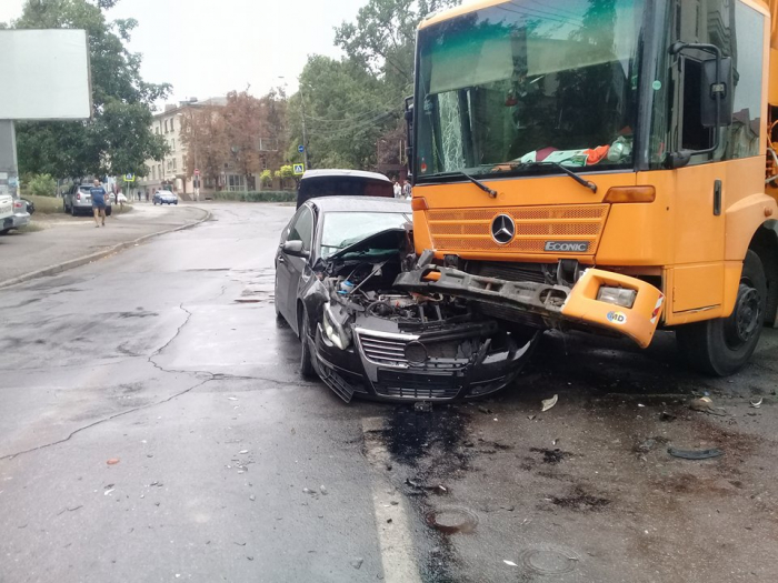 Un Volkswagen Avariat Rau Dupa Ce S A Ciocnit Cu O Masina De Gunoi In