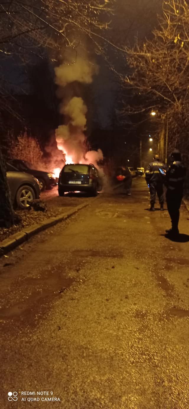 Momentul In Care O Masina Arde Ca O Torta In Curtea Unui Bloc Din