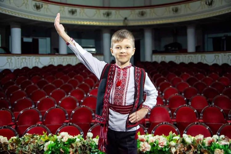 Vladut Ciobanu Surprins La Un Parc De Dinozauri Deschis La Chisinau