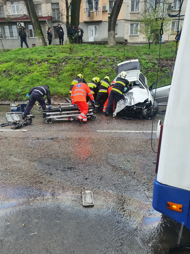 Accident Grav In Capitala O Masina Si Un Troleibuz Au Fost Avariate