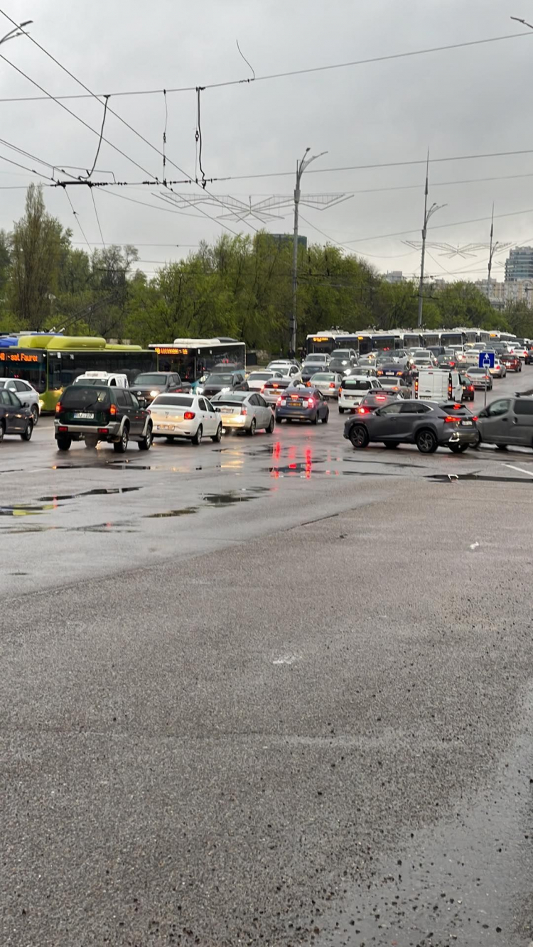 Trafic Blocat In Capitala Doua Masini S Au Ciocnit VIDEO