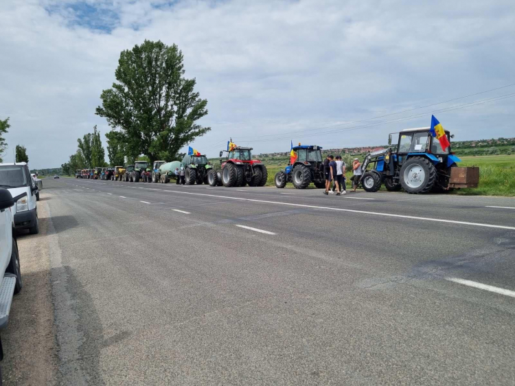 Au Iesit Cu Tractoarele La Protest Mai Multi Agricultori Si Au Scos