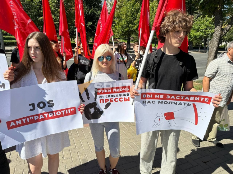 Partidul Renastere Protesteaza In Fata Presedintiei In Urma