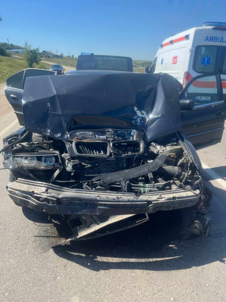 Doua Persoane Au Ajuns La Spital Dupa Ce Un BMW S A Lovit Cu Un