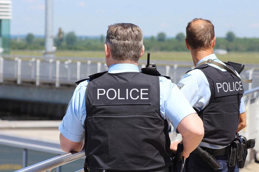 Un polițist a devenit viral, după ce a fost filmat la conferința de ...