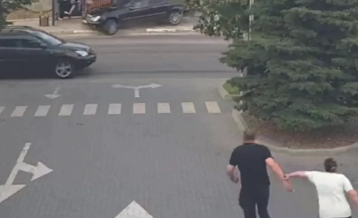 Clipe de groază la Durlești: Momentul când o mașină lovește o stație unde se aflau mai multe persoane, surprins de camerele de supraveghere - VIDEO
